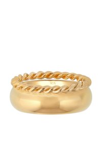 Guldtonet ring med et snoet rebdesign på toppen og en glat, rund skafte. Markeret med "925", som angiver indholdet af sterling sølv.