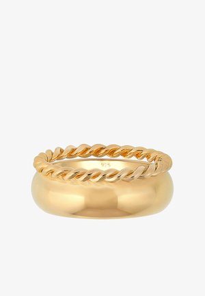 Gouden ring met een gedraaide touwontwerp bovenop en een gladde, ronde band. Gemarkeerd met "925", wat duidt op een gehalte aan sterling zilver.