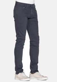 Jeans slim-fit grigio scuro realizzati in cotone elasticizzato, con il tradizionale design a cinque tasche e un sottile marchio sulla tasca posteriore.