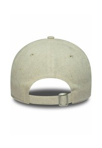 Baseballcap aus hellem beigen Stoff, mit gebogenem Schirm, verstellbarem Riemen hinten mit metallischem Beschlag, strukturierte Oberfläche. Keine Muster sichtbar.