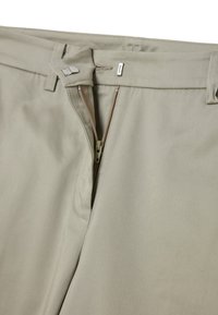 Helle Taubefarbenen Hosen mit glatter Textur, Reißverschluss und flachem Bund mit einem subtilen, geschichteten Klappendetail.