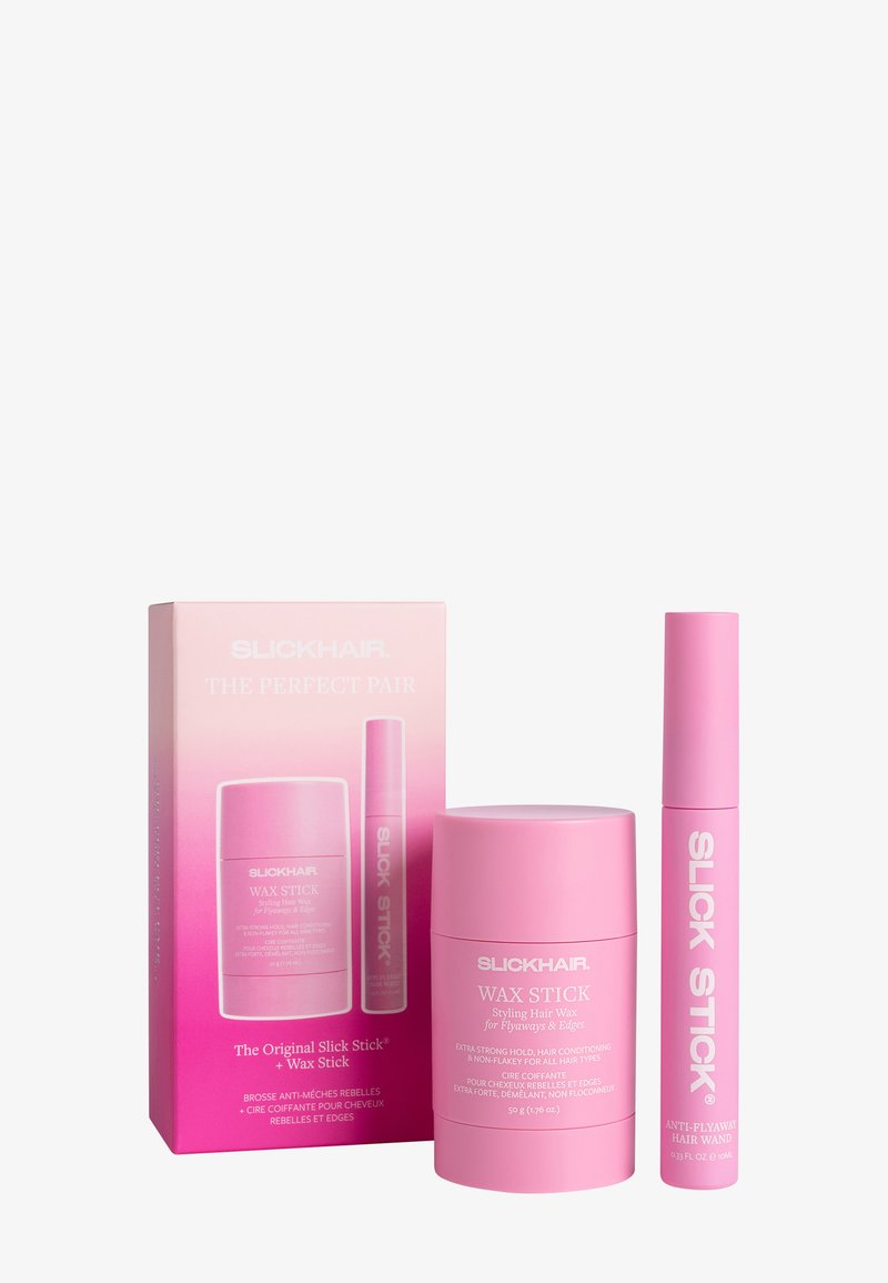 Set bevat een roze cilindrische wasstokhouder en een roze toverstaf. Verpakking heeft een verloopkleur en witte tekst die de producten beschrijft.