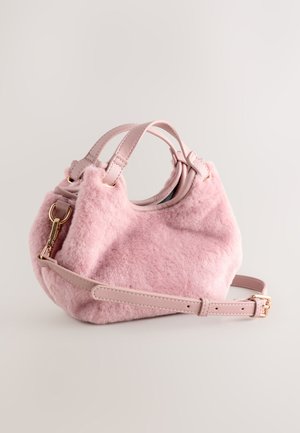 Borsa in pelliccia rosa con dettagli in pelle, forma rotonda, due manici superiori e tracolla removibile; presenta ferrature dorate e superficie testurizzata.