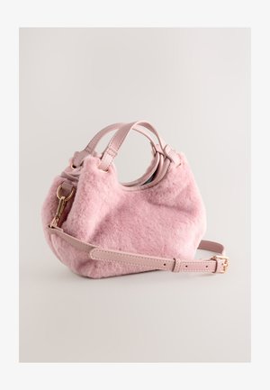 Handtasche aus rosa Fell mit Lederakzenten, runder Form, zwei oberen Griffen und abnehmbarem Riemen; verfügt über goldene Beschläge und eine strukturierte Oberfläche.