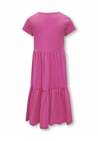 Abito di cotone rosa con maniche corte, scollatura rotonda e design della gonna a strati. Texture liscia, lunghezza al ginocchio, design semplice.