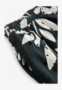 Vybráno, black white floral print