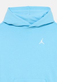 Gaiši zila kapučo aarde no mīksta auduma ar priekšējo kangaroo kabatu un baltu Jumpman logu izšūtu uz krūšu.