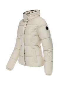 Veste rembourrée de couleur crème avec un col haut, des boutons sur le devant et un accent de logo noir sur la manche. Tissu lisse avec un motif matelassé.