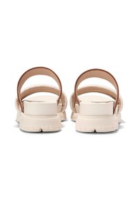 Beiga sandaler med en upphöjd tjock sula, med bruna remmar och en slät yta. Bakåtblick visar en rundad design med minimalistiska detaljer.