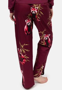 Bordeaux pyjamabroek van zachte stof, met print van rode panda's en bamboe, met een relaxte pasvorm en zijzakken.