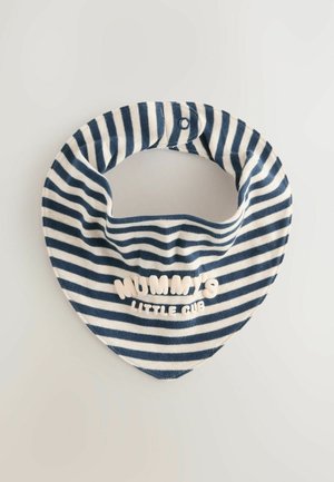 Jūras zilas un krēmkrāsas svītrains bandana bībs trīsstūrveida formā, ar izšūtu tekstu "MAMIŅAS MAZIŅŠ LAUVAIŅŠ" priekšpusē.