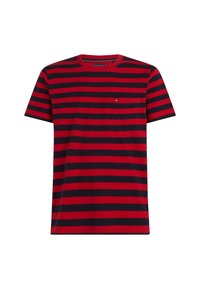 Maglietta a righe rossa e blu in cotone, con colletto rotondo e taschino sul lato sinistro del petto. Presenta un logo sulla tasca.