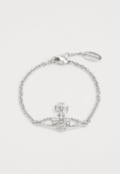 Bracciale in argento con una corona decorata da diamanti e un design a croce. Include una chiusura e un'etichetta incisa.