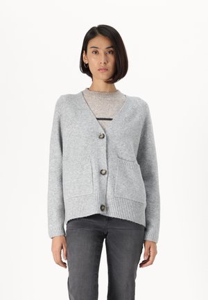 Lys grå cardigan med V-hals, tre knapper, ribbestrikket kant og to frontlommer. Myk tekstur, avslappet passform og uformelt design.