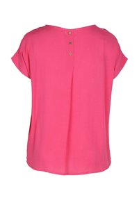 Blouse rose à manches courtes en tissu léger, avec un col rond, des boutons dans le dos et un léger pli pour plus de détail.