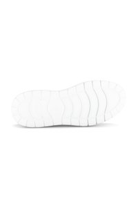 Zool van een witte rubberen schoen met diepe groeven en een gesegmenteerd loopprofiel voor grip en flexibiliteit.