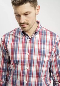 Czerwona, niebieska i biała koszula w kratę z kołnierzykiem zapinanym na guziki, długimi rękawami i kieszenią na piersi, wykonana z lekkiej bawełnianej tkaniny.