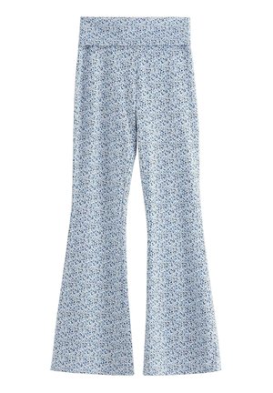 Lyseblå udvidede bukser med et lille mørkeblåt blomsterprint og høj talje, vist fladt på en hvid baggrund.