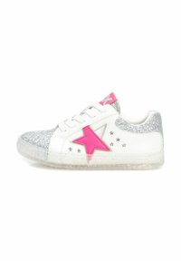 Zapatillas blancas con acentos de purpurina plateada, detalle de estrella rosa y suela de goma transparente. Presenta un cierre de cordones y adornos en forma de estrella.