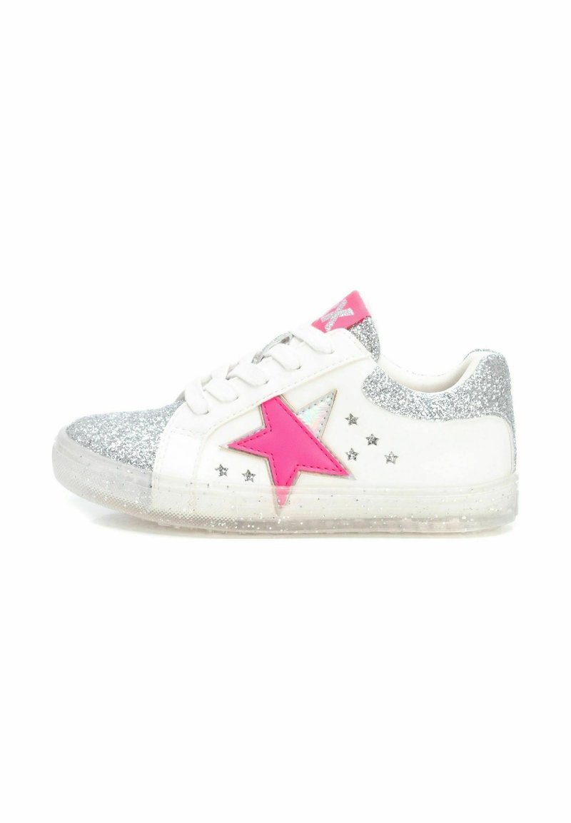 Zapatillas blancas con acentos de purpurina plateada, detalle de estrella rosa y suela de goma transparente. Presenta un cierre de cordones y adornos en forma de estrella.