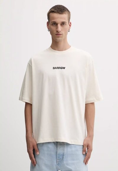 T-shirt oversize color crema con maniche corte, caratterizzata da un logo nero "BARROW" stampato al centro. Tessuto morbido, vestibilità comoda.