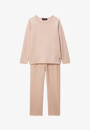 Ensemble composé d'un haut à manches longues rose clair et d'un pantalon assorti, avec un col rond et un petit écusson fleur rouge portant la mention « Kids Club » sur l'ourlet.