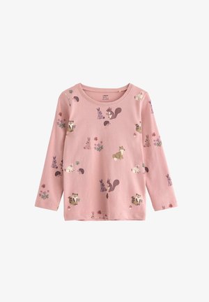 Langærmet pink skjorte lavet af blødt stof, med en flerfarvet dyre- og blomsterprint med motiver af ræve, kaniner og vaskebjørne.
