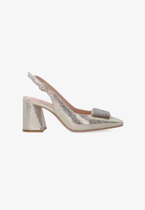 Slingback højhælet sko i metallisk guld med en revnet tekstur, spids tå og dekoreret med en rhinestone-spænde foran.