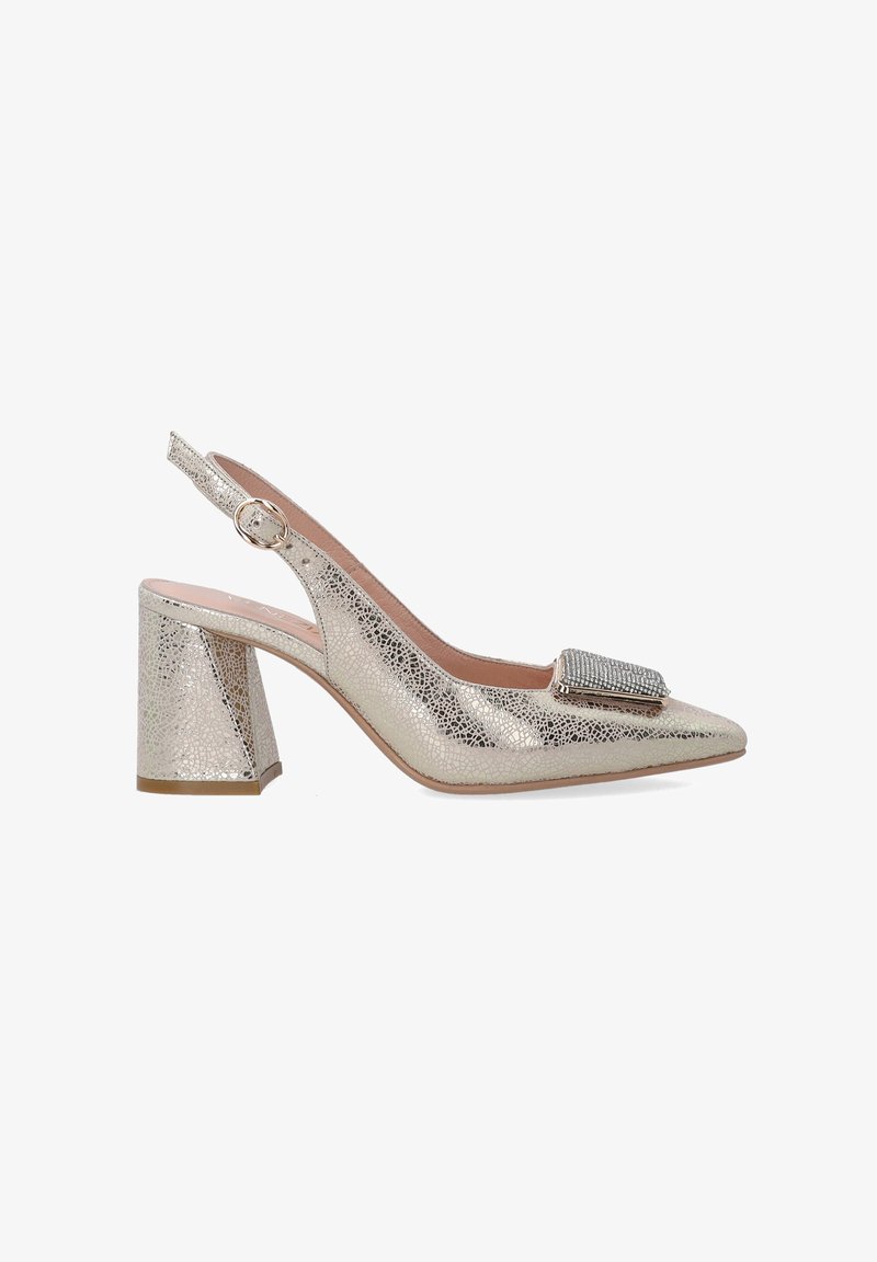 Chaussure à talon haut type slingback en doré métallique avec une texture craquelée, bout pointu et boucle en rhinestones décorative à l'avant.