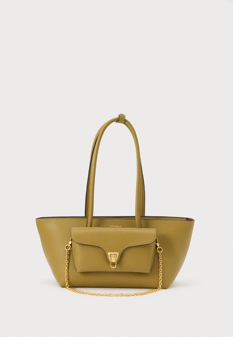 Borsa a mano in pelle verde oliva con manici lunghi, tasca frontale con patta e chiusura in metallo dorato, e dettaglio decorativo con catena dorata.