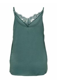 Satinlinne i djup teal med en V-formad spetsdetalj på baksidan. Har tunna, justerbara axelband och ett mjukt, texturerat tyg.