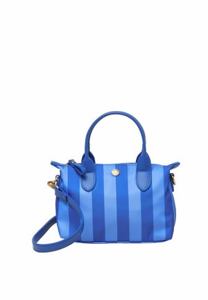Kleine Handtasche mit vertikalen blauen Streifen, zwei oberen Griffen, abnehmbarem Schulterriemen und rundem goldenen Logoemblem in der Mitte vorne.
