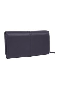 Portefeuille en cuir bleu marine avec une forme rectangulaire élégante, texture lisse et détails de couture subtils. Fermeture à glissière pour un rangement sécurisé.