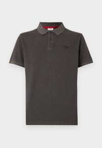 Polo manches courtes gris foncé avec patte de boutonnage à deux boutons et logo discret sur la poitrine gauche, sur un fond clair.
