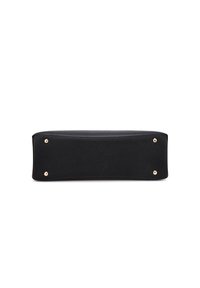 Zwarte rechthoekige tas met een gestructureerd oppervlak, voorzien van gouden hardware-accenten en beschermende voetjes aan de onderkant voor stabiliteit.