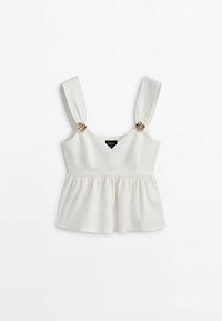 Biały top typu peplum z grubymi szerokimi ramiączkami, ozdobiony złotymi elementami przy podstawie ramiączek oraz dekoltem w kształcie litery V.