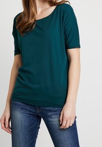 QS Triko s potiskem - teal