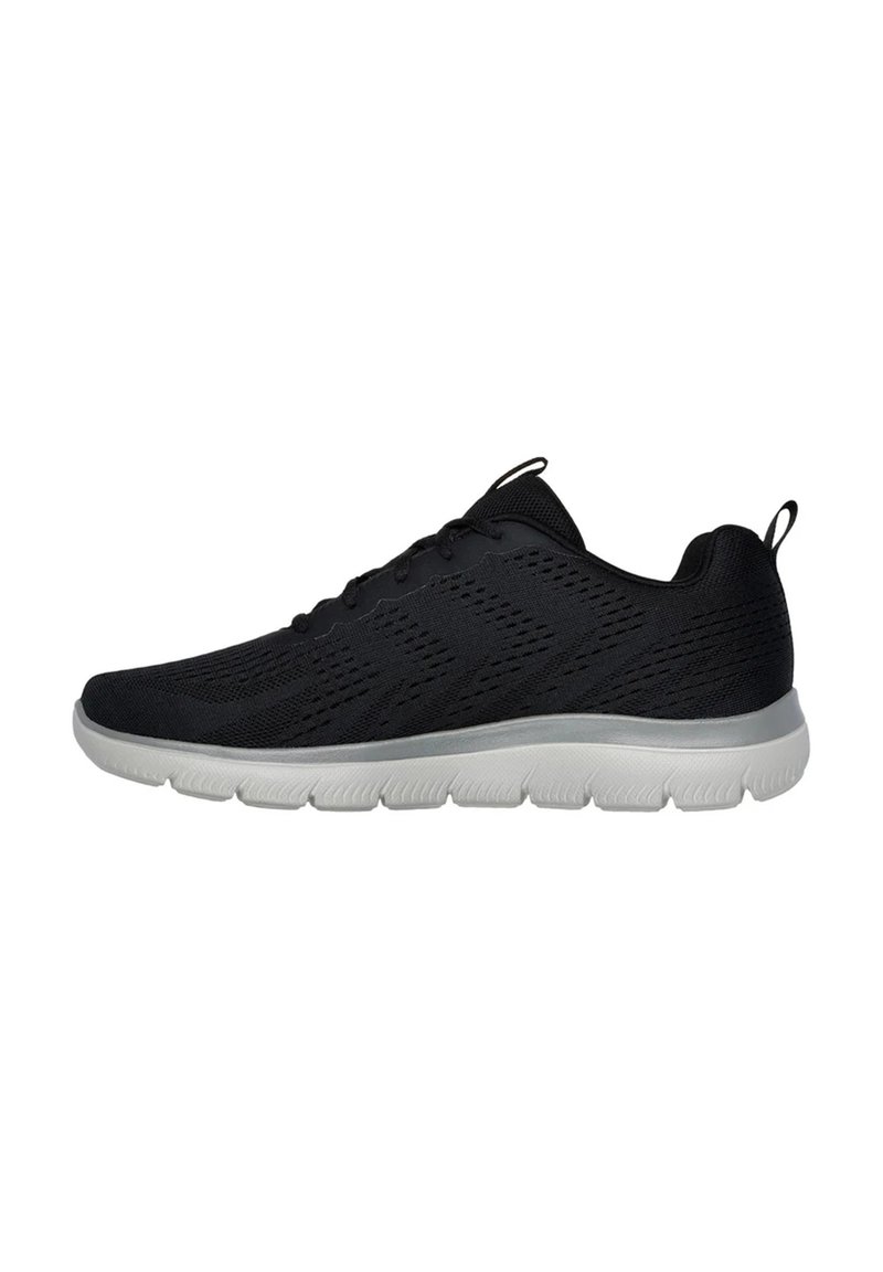 Sneaker atletica nera con tomaia in maglia traspirante, chiusura con lacci, linguetta e tiranti sul tallone, e suola in gomma bianca testurizzata.