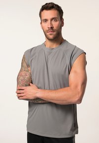 Grijze mouwloze sportshirt van gladde stof, met een ronde halslijn en een ontspannen pasvorm, met zichtbare stiksels en een logo aan de onderrand.