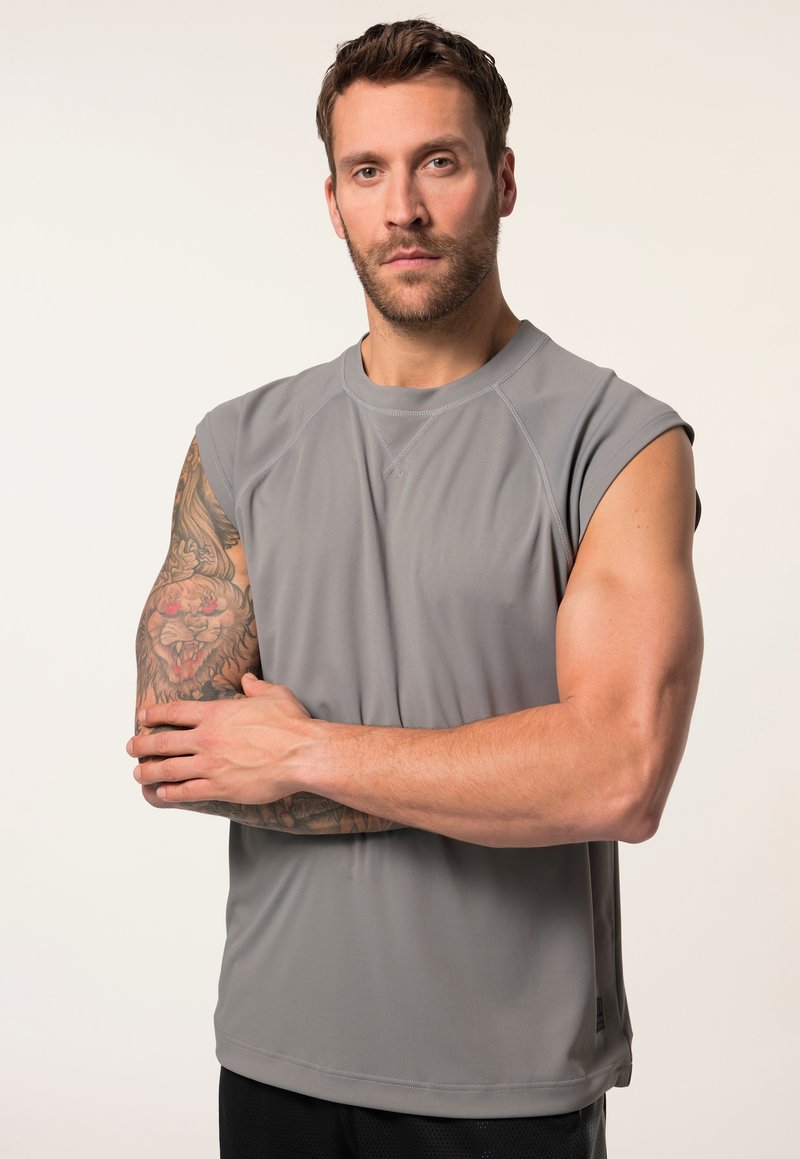 Grijze mouwloze sportshirt van gladde stof, met een ronde halslijn en een ontspannen pasvorm, met zichtbare stiksels en een logo aan de onderrand.