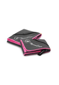 Zwei gefaltete Sporttücher aus grauem Stoff mit pinker Trimmlinie, auf deren Oberfläche das #NirvanaShape-Logo deutlich zu sehen ist.