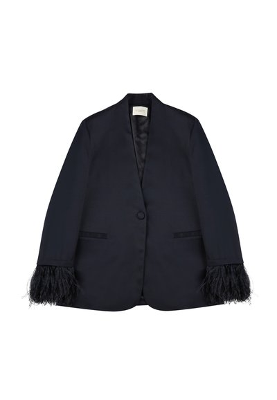 Granatowa marynarka z klapami, zapinana na jeden guzik, z piórkowymi detalami na rękawach. Gładki materiał z dwoma bocznymi kieszeniami.