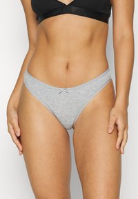 Graue Baumwollstring mit glatter Textur, ausgestattet mit einem kontrastierenden Bund und einem kleinen Schleifendetail auf der Vorderseite. Minimalistisches Design.