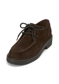 Chaussures en daim marron à lacets avec un bout rond, dotées d'une semelle épaisse noire et de lacets ton sur ton, présentant une texture lisse et des accents cousus.