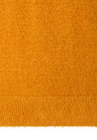 Oranje tekstiel met een zachte, fuzzy oppervlakte, voorzien van een franjerand. Rijke kleur met een uniforme uitstraling.