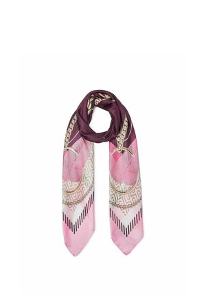 Sciarpa di seta con toni viola, rosa e crema, caratterizzata da motivi a catena e geometrici, piegata e drappeggiata a forma di anello su sfondo bianco.