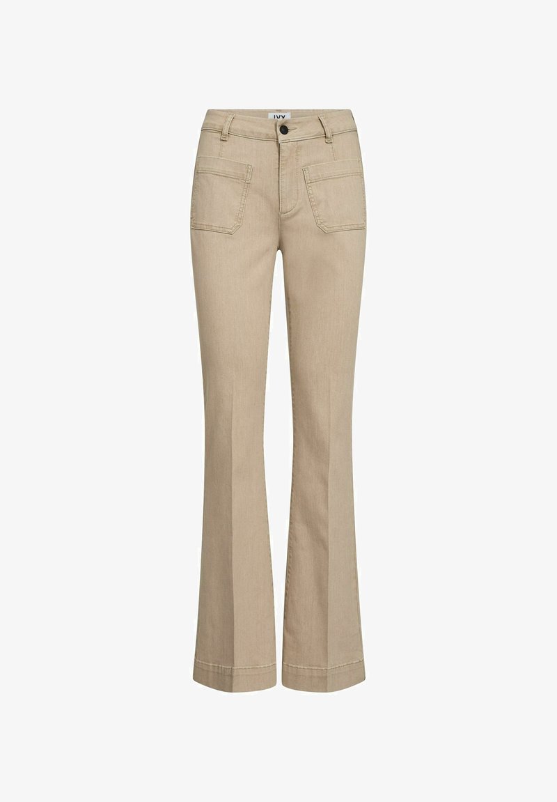 Jeans beige acampanados con una textura suave, dos bolsillos frontales y un cierre de botones. Presenta costuras decorativas a lo largo del dobladillo.