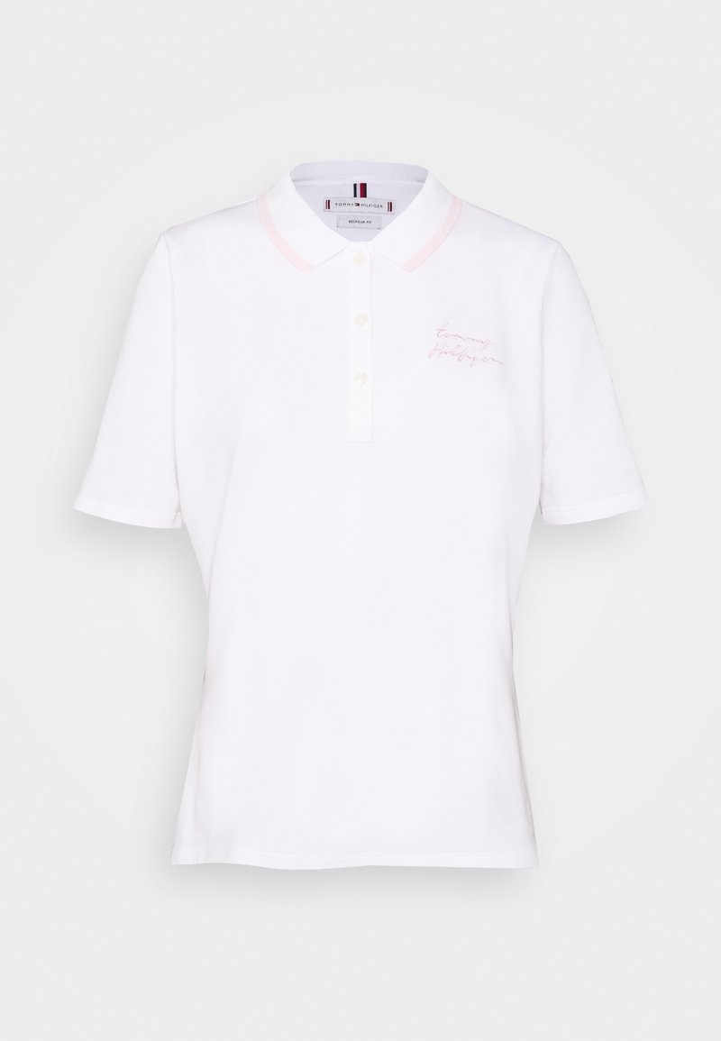 Polo blanc à manches courtes avec trois boutons, bordure de col rose clair et petit texte brodé rose sur le côté gauche de la poitrine.