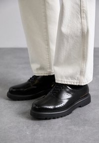 DERBY GRADIENT - Eleganta snörskor - black