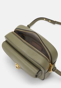 Coccinelle BEAT SOFT - Umhängetasche - laurel green
